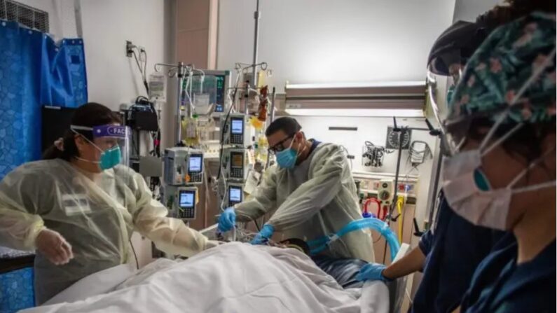 Des professionnels de santé s'occupent d'un patient atteint de Covid-19 en Californie le 2 septembre 2021. (Apu Gomes/AFP via Getty Images)