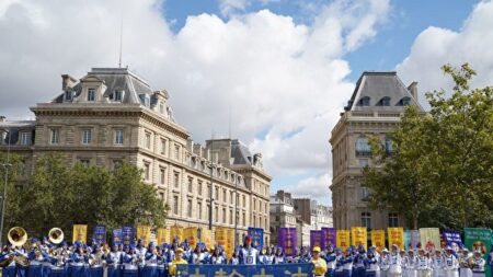 « À la fois paisible et pacifique » : un millier de pratiquants de Falun Gong défilent à Paris pour demander la fin de la persécution