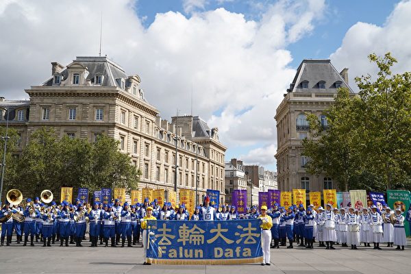 Le 26 août 2023 à Paris, plus de 1 400 pratiquants de Falun Gong de divers pays européens ont organisé une marche pacifique contre la persécution. (Zhang Le/Epoch Times)