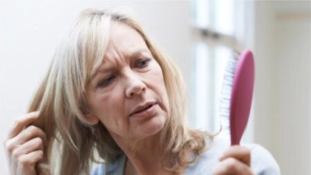 3 traitements naturels pour inverser la chute des cheveux, les cheveux gris et les démangeaisons du cuir chevelu