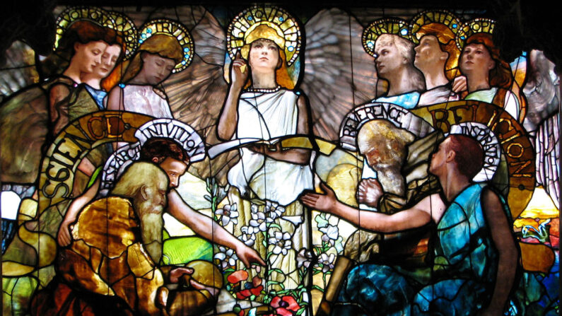 L'équilibre entre "mythos" et "logos" avec la science et la foi harmonieusement présidé par la personnification de "Lumière, Amour et Vie". Panneau central de "Education", 1890, par Louis Comfort Tiffany. Vitrail de Linsly-Chittenden Hall, Université de Yale. (Domaine public)