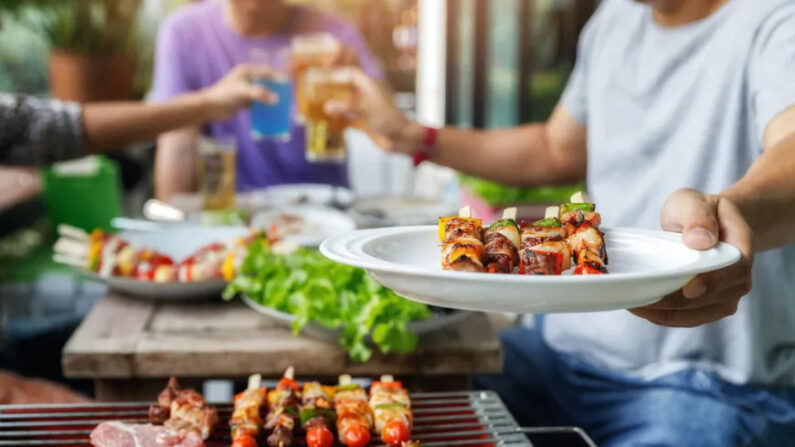 Une étude suggère que l'incidence du cancer a augmenté chez les personnes âgées de 50 ans et moins, peut-être en raison des habitudes alimentaires, des choix de mode de vie, de l'exposition aux cancérogènes environnementaux et des modifications du microbiome. (KorArkaR/Shutterstock)