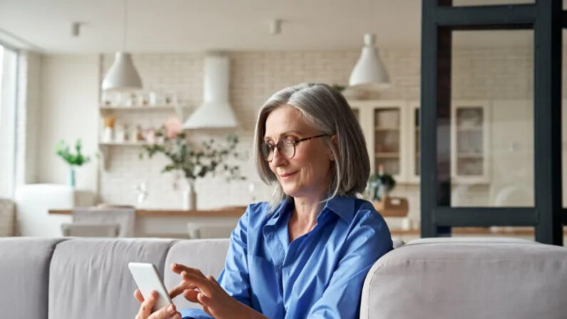 De nombreuses personnes passent des heures à regarder leur téléphone tous les jours, ce qui pourrait potentiellement endommager leurs yeux et leur cou. (Shutterstock)