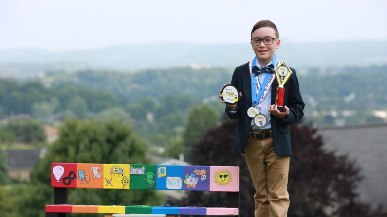 Avery Schneider, 9 ans, avec son invention primée. (Justin Lowry)