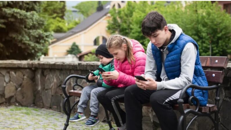 50 % des parents sont préoccupés par les problèmes de santé mentale tels que la dépression, le suicide, le stress et l'anxiété associés à l'utilisation excessive des écrans. Les plateformes de réseaux sociaux incluent Instagram, TikTok, Snapchat et Facebook. (ShutterStock)