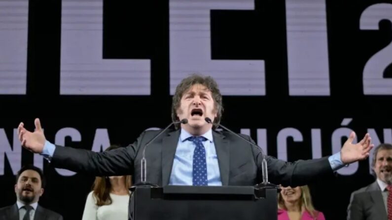 Javier Milei, membre du Congrès argentin et pré-candidat à la présidence pour l'Alliance La Libertad Avanza, prononce un discours lors de la clôture de sa campagne pour les élections primaires du 13 août, au Movistar Arena de Buenos Aires, le 7 août 2023. Le premier tour des élections présidentielles aura lieu le 22 octobre. (Luis Robayo/AFP via Getty Images)