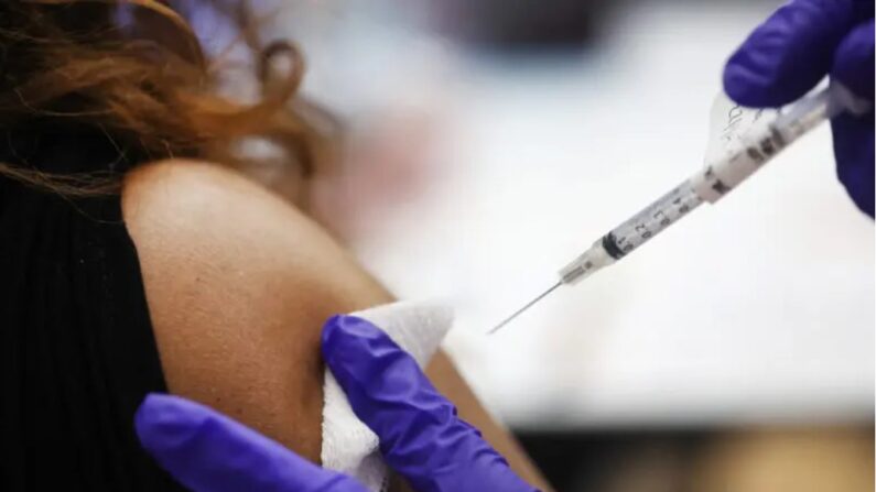 Une infirmière administre un rappel du vaccin COVID-19 à une personne dans un hôpital de Hines (Illinois), le 1er avril 2022. (Scott Olson/Getty Images)