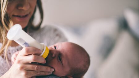 Des bouteilles de lait pour bébé vendues par Auchan rappelées dans toute la France