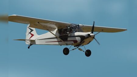 Un ULM déploie une banderole « Destitution » visant Emmanuel Macron dans le ciel d’Arcachon