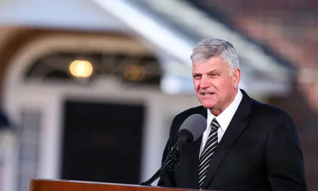 Le révérend Franklin Graham prononce l'éloge funèbre lors des obsèques de son père, le révérend Dr Billy Graham, à Charlotte, en Caroline du Nord, le 2 mars 2018. (Logan Cyrus/AFP via Getty Images)