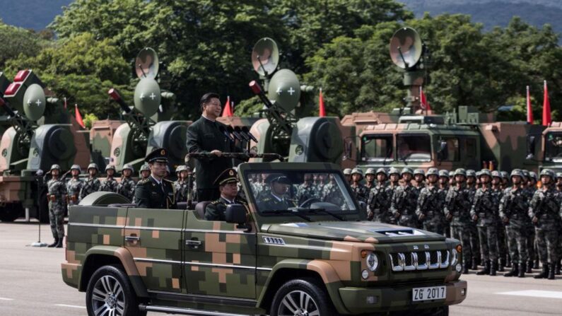 Le dirigeant chinois Xi Jinping, debout dans un véhicule, inspecte les soldats de l'Armée populaire de libération dans une base militaire à Hong Kong, le 30 juin 2017. (Dale de la Rey/AFP via Getty Images)