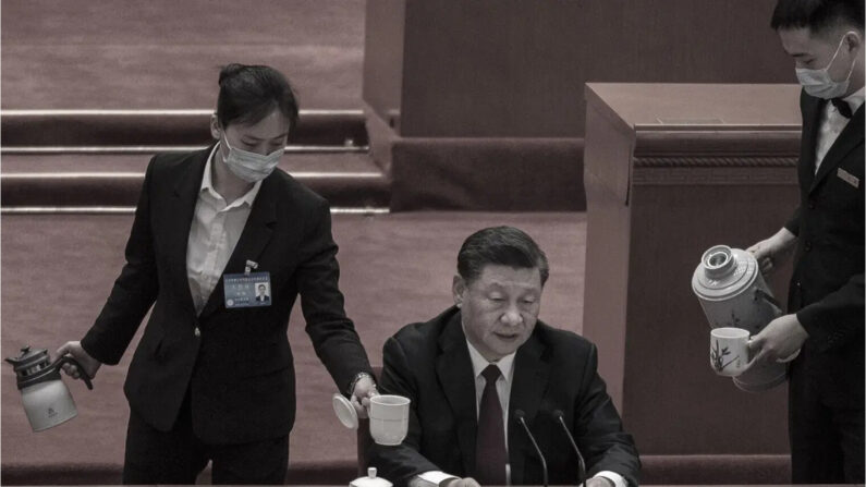 Le dirigeant chinois Xi Jinping se voit servir du thé pendant qu'il s'exprime lors d'une cérémonie au palais de l'Assemblée du peuple à Pékin, en Chine, le 8 avril 2022. (Kevin Frayer/Getty Images)