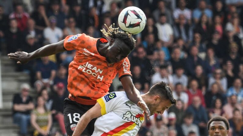 Bamo Meite (à.g) lors du match de football de L1 entre le FC Lorient et le RC Lens au Stade du Moustoir à Lorient, dans l'ouest de la France, le 21 mai 2023. (Photo : JEAN-FRANCOIS MONIER/AFP via Getty Images)