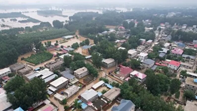 Vue aérienne d'un village inondé à Zhuozhou, Baoding, province du Hebei, Chine, le 2 août 2023. (Jade Gao/AFP via Getty Images)