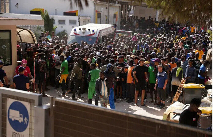 Des immigrés illégaux attendent au centre opérationnel "Hotspot" de recevoir des papiers d'enregistrement de la Croix-Rouge sur l'île italienne de Lampedusa, le 17 septembre 2023. (Zakaria Abdelkafi/AFP via Getty Images)