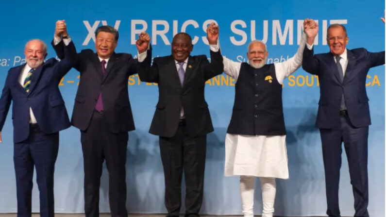 De g. à dr. : le président brésilien Luiz Inacio Lula da Silva, le dirigeant chinois Xi Jinping, le président sud-africain Cyril Ramaphosa, le Premier ministre indien Narendra Modi et le ministre russe des Affaires étrangères Sergeï Lavrov lors du sommet des BRICS à Johannesburg, le 23 août 2023. (Alet Pretorious/AFP via Getty Images)