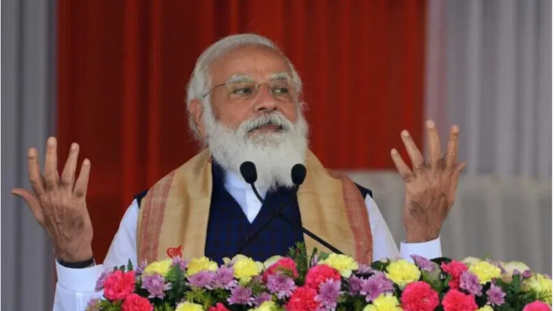 Le Premier ministre indien Narendra Modi prend la parole lors d'une réunion à Jerenga Pathar dans l'État indien d'Assam, le 23 janvier 2021. (Biju Borg/AFP via Getty Images)