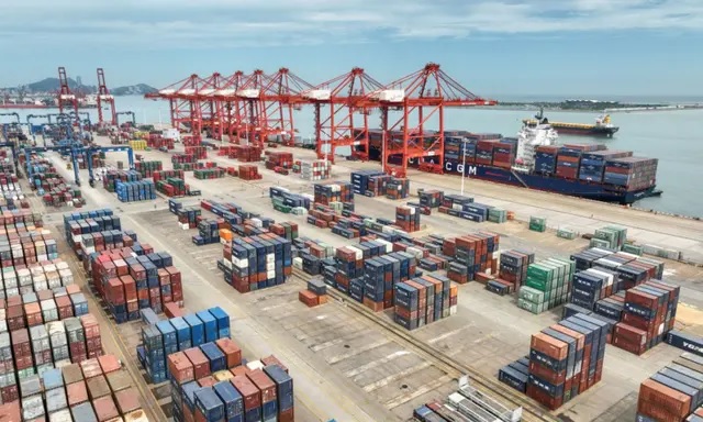 Grues et conteneurs d'expédition dans le port de Lianyungang, dans la province chinoise du Jiangsu, le 16 juillet 2023. (STR/AFP via Getty Images)