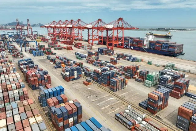 Grues et conteneurs d'expédition dans le port de Lianyungang, dans la province chinoise du Jiangsu, le 16 juillet 2023. (STR/AFP via Getty Images)