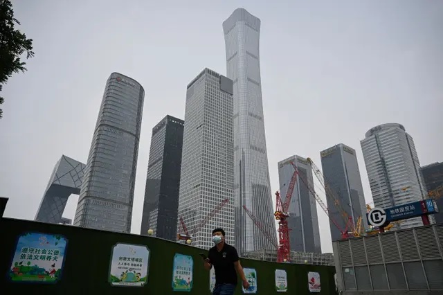 Un homme passe devant le quartier central des affaires à Pékin le 31 mai 2023. (Jade Gao/AFP via Getty Images)