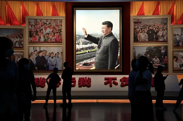 Des personnes se tiennent devant des images du dirigeant chinois Xi Jinping au Musée du Parti communiste chinois à Pékin, le 4 septembre 2022. (Noel Celis/AFP via Getty Images)