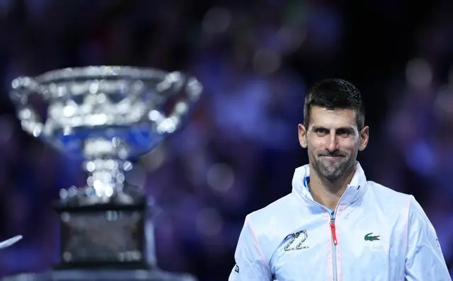 Novak Djokovic de Serbie regarde la Coupe Norman Brookes Challenge après avoir remporté la finale du simple masculin contre Stefanos Tsitsipas de Grèce lors de la 14e journée de l'Open d'Australie 2023 à Melbourne Park à Melbourne, Australie, le 29 janvier 2023. (Clive Brunskill/Getty Images)