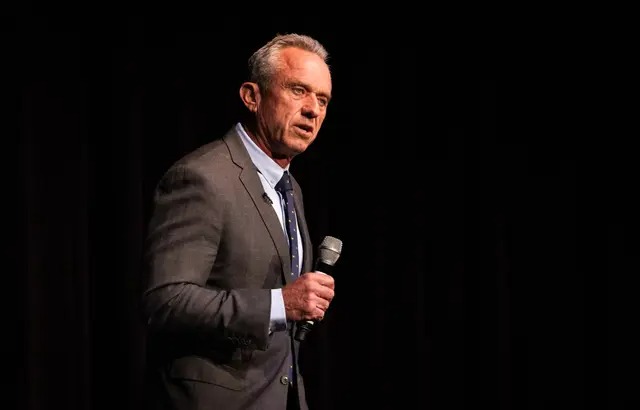 Le candidat démocrate à la présidence Robert F. Kennedy Jr. s'adresse à une foule de plus de 300 personnes lors de la première de son documentaire "Midnight at the Border", qui détaille son voyage à la frontière entre les États-Unis et le Mexique en Arizona, à Beverly Hills, en Californie, le 3 août 2023. (John Fredricks/Epoch Times)