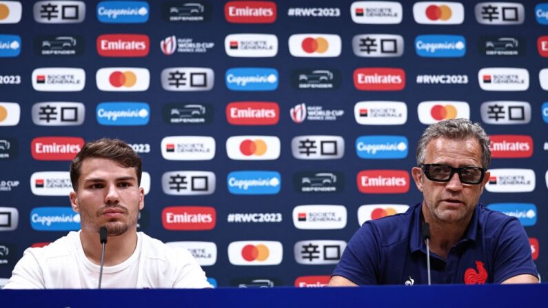 Le demi de mêlée Antoine Dupont (à.g) et le sélectionneur Fabien Galthie (à.d), le 3 septembre 2023, avant la Coupe du Monde de Rugby 2023 France. (Photo : ANNE-CHRISTINE POUJOULAT/AFP via Getty Images)