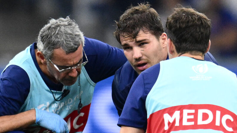 Le demi de mêlée et capitaine français Antoine Dupont (C) reçoit des soins médicaux pendant le match de la poule A de la Coupe du monde de rugby 2023 entre la France et la Namibie au Stade de Vélodrome à Marseille, dans le sud de la France, le 21 septembre 2023. (Photo : CHRISTOPHE SIMON/AFP via Getty Images)