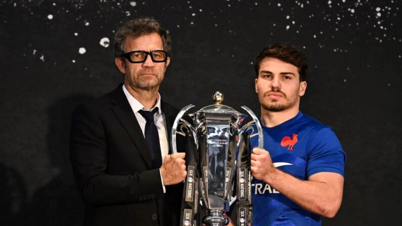 Fabien Galthie (à.g), et le capitaine de l'équipe de France, Antoine Dupont, tiennent le trophée des Six Nations alors qu'ils posent pour des photos lors du lancement médiatique du Tournoi des 6 Nations de Rugby Union, à Londres, le 23 janvier 2023. - L'équipe de France de rugby a remporté le Tournoi des 6 nations de rugby à XV en 2022. (Photo by BEN STANSALL/AFP via Getty Images)