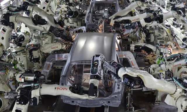 Le 4 décembre 2014, dans l'usine Tsutsumi de Toyota Motor à Toyota, préfecture d'Aichi, l'atelier de soudage de carrosseries fait appel à des robots de soudage automatisés pour assembler des carrosseries d'automobiles baptisées "white body" (carrosserie avant peinture). (Kazuhiro Nogi/AFP via Getty Images)