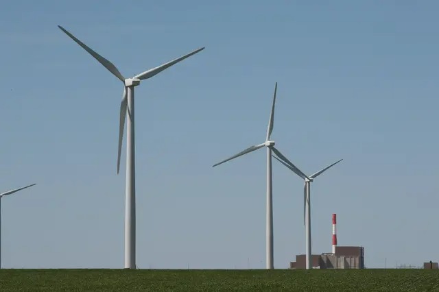 Des éoliennes productrices d'électricité au-dessus d'une centrale nucléaire exploitée par Exelon près de Marseille, Ill, le 13 juin 2018. (Scott Olson/Getty Images)