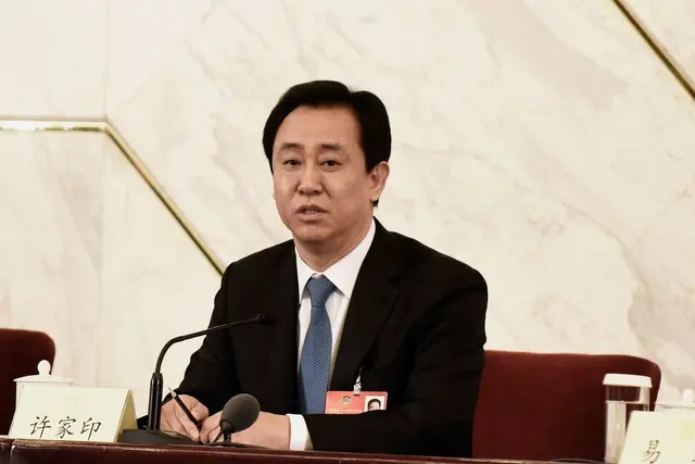 Xu Jiayin, président du conseil d'administration d'Evergrande Group, s'exprime lors d'une conférence de presse en marge de la quatrième session du 12e Congrès national du peuple à Pékin, le 6 mars 2016. (Etienne Oliveau/Getty Images)