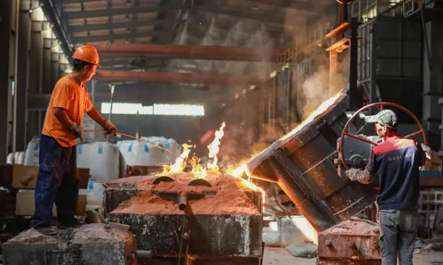 Des ouvriers effectuent des opérations de moulage dans une usine de Hangzhou, dans la province chinoise du Zhejiang, le 15 juillet 2023. (STR/AFP via Getty Images)