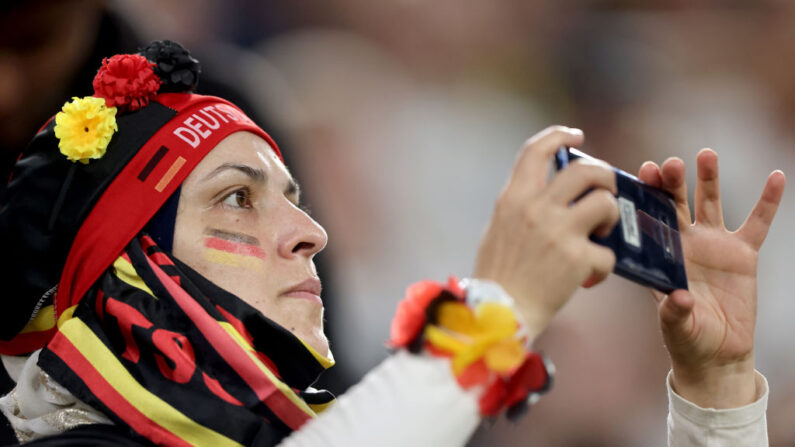 Une supportrice allemande lors du match amical international entre l'Allemagne et la France au Signal Iduna Park le 12 septembre 2023 à Dortmund, Allemagne. (Photo : Christof Koepsel/Getty Images)