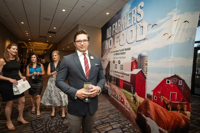 Roman Balmakov, animateur et réalisateur de Facts Matter, lors de la première internationale du documentaire original d'Epoch Times "No Farmers No Food : Will You Eat The Bugs" à Irving, Texas, le 22 septembre 2023. (Samira Bouaou/Epoch Times)