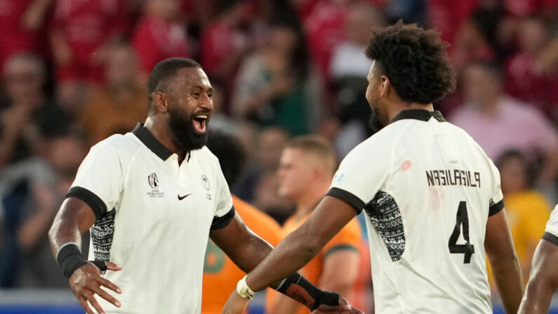 Isoa Nasilasila (à.d) et Temo Mayanavanua (à.g) célèbrent la victoire des Fidji à la fin du match de la poule C de la Coupe du monde de rugby France 2023 entre l'Australie et les Fidji, le 17 septembre 2023. (Photo : FRANCIS BOMPARD/AFP via Getty Images)