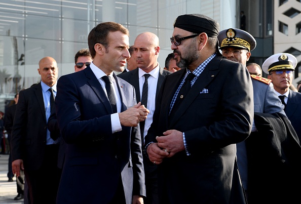 Le roi du Maroc Mohammed VI (à droite) s'entretient avec le président français Emmanuel Macron (à gauche) après l'inauguration d'une ligne à grande vitesse à la gare de Rabat, le 15 novembre 2018.   (CHRISTOPHE ARCHAMBAULT/POOL/AFP via Getty Images)