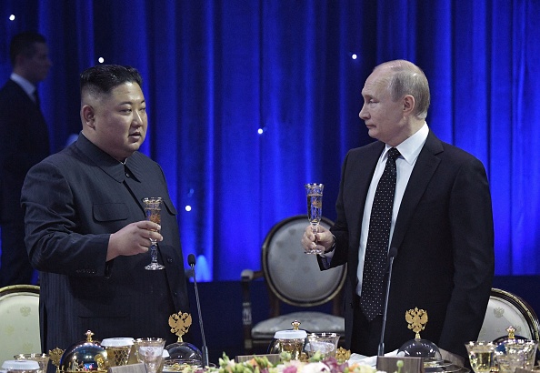 Le Président russe Vladimir Poutine et le dirigeant nord-coréen Kim Jong Un sur l'île Russky, dans le port de Vladivostok, à l'extrême-est de la Russie, le 25 avril 2019. (Photo ALEXEY NIKOLSKY/SPUTNIK/AFP via Getty Images)