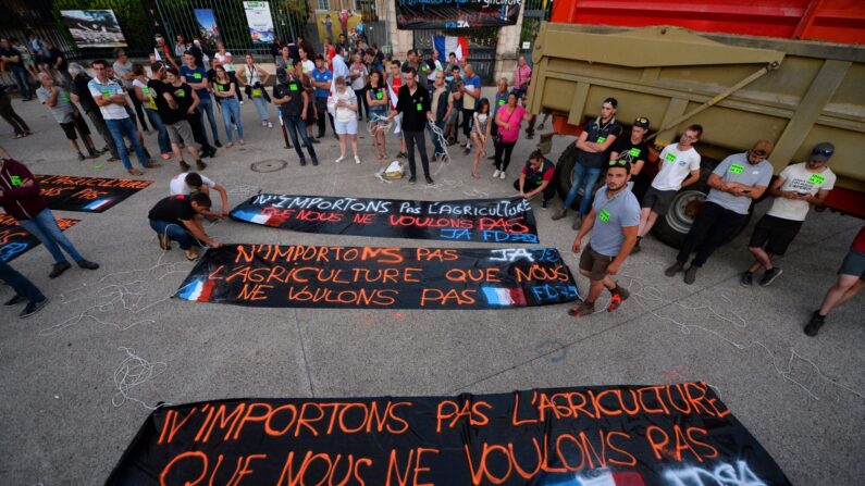 Des agriculteurs préparent des banderoles sur lesquelles on peut lire « N'importez pas une agriculture dont nous ne voulons pas » lors d'une manifestation pour protester contre un pacte commercial entre les pays d'Amérique du Sud et l'UE, le 2 juillet 2019 au Mans. (Photo : JEAN-FRANCOIS MONIER/AFP via Getty Images)