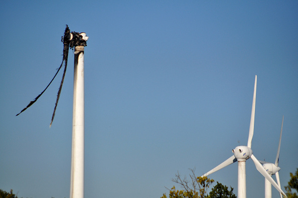 Une des deux éoliennes qui a pris feu le même jour, le 19 septembre 2010,  sur la commune de Rochefort-en-Valdaine (Drôme). (AFP via Getty Images)