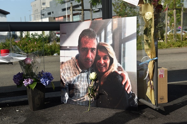 Une photo de Véronique Monguillot (la veuve de la victime) et de Philippe Monguillot, chauffeur de bus tué à Bayonne. (Photo GAIZKA IROZ/AFP via Getty Images)