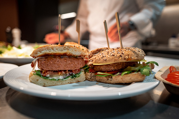 Des burgers à base de steak végétal du groupe suisse Firmenich. (Photo FABRICE COFFRINI/AFP via Getty Images)