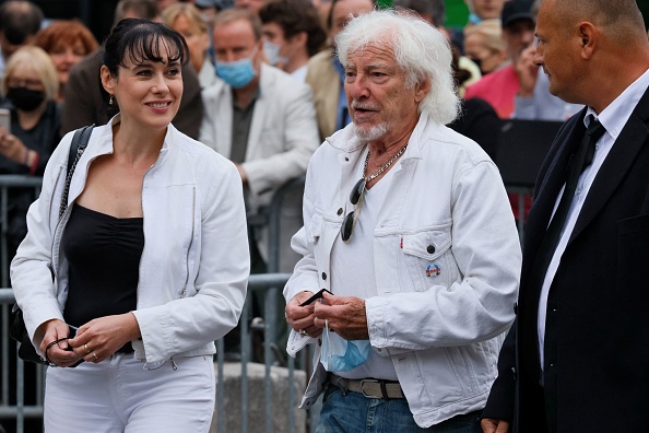 Le chanteur français Hugues Aufray et sa compagne Muriel, devenue son épouse le 2 septembre 2023.   (THOMAS SAMSON/AFP via Getty Images)