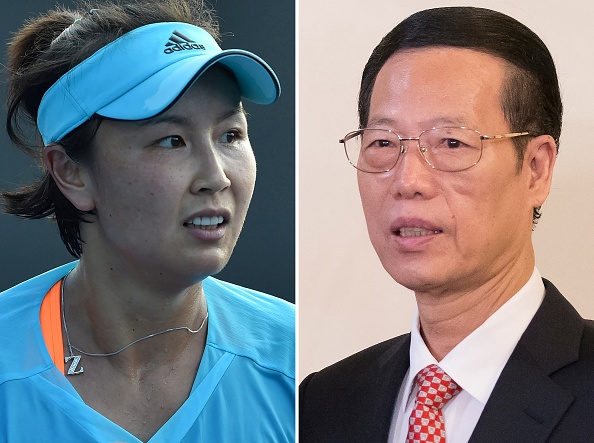 La joueuse de tennis chinoise Peng Shuai (à g.) et le vice-Premier ministre chinois Zhang Gaoli (à dr.) lors d'une visite en Russie au Forum international d'investissement de Saint-Pétersbourg le 18 juin 2015. (Photo PAUL CROCK,ALEXANDER ZEMLIANICHENKO/AFP via Getty Images)