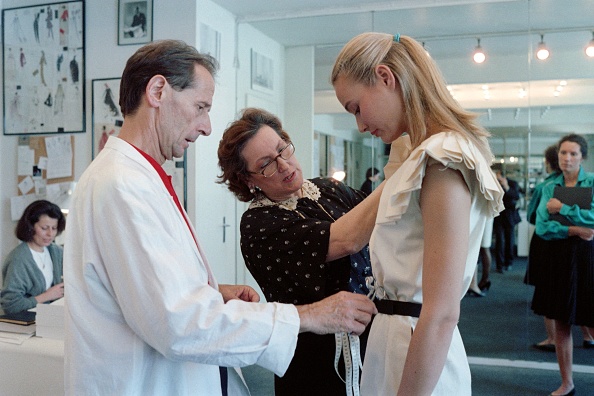 Le couturier de Dior, Marc Bohan (à g.), prépare sa collection pour le défilé de l'automne-hiver 1987-1988. (Photo AFP via Getty Images)