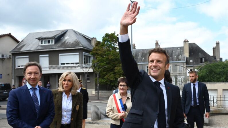 Le président français Emmanuel Macron, aux côtés de son épouse Brigitte Macron (2e à droite) et de l'animateur Stéphane Bern (à droite), salue les habitants lors d'une visite à Aubusson, dans le centre de la France, le 16 septembre 2022, dans le cadre des Journées européennes du patrimoine 2022.(Crédit photo EMMANUEL DUNAND/AFP via Getty Images)