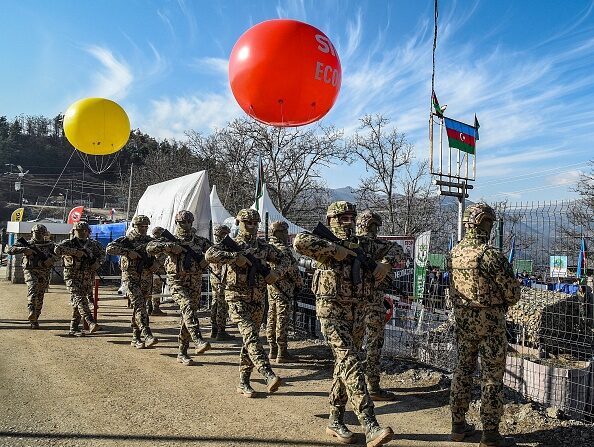 Des militaires azerbaïdjanais à un poste de contrôle au corridor de Latchine. (Photo TOFIK BABAYEV/AFP via Getty Images)