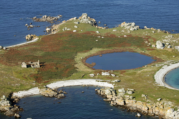 Vue aérienne de l'île de Béniguet en mer d'Iroise au large des côtes bretonnes. (Photo MARCEL MOCHET/AFP via Getty Images)