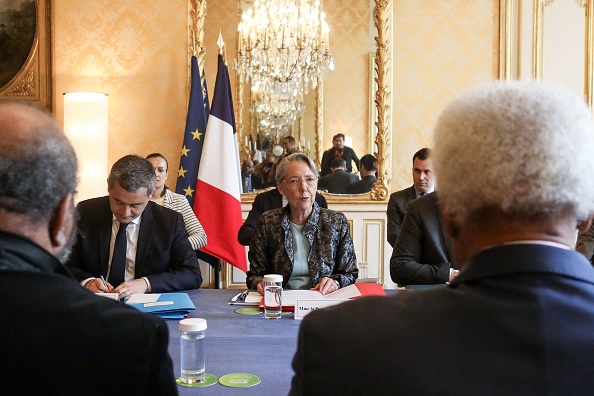 La Première ministre Élisabeth Borne et le ministre de l'Intérieur Gérald Darmanin avec une délégation du FLNKS sur l'avenir institutionnel de la Nouvelle-Calédonie, à Paris, le 11 avril 2023. (Photo STÉPHANE LEMOUTON/POOL/AFP via Getty Images)